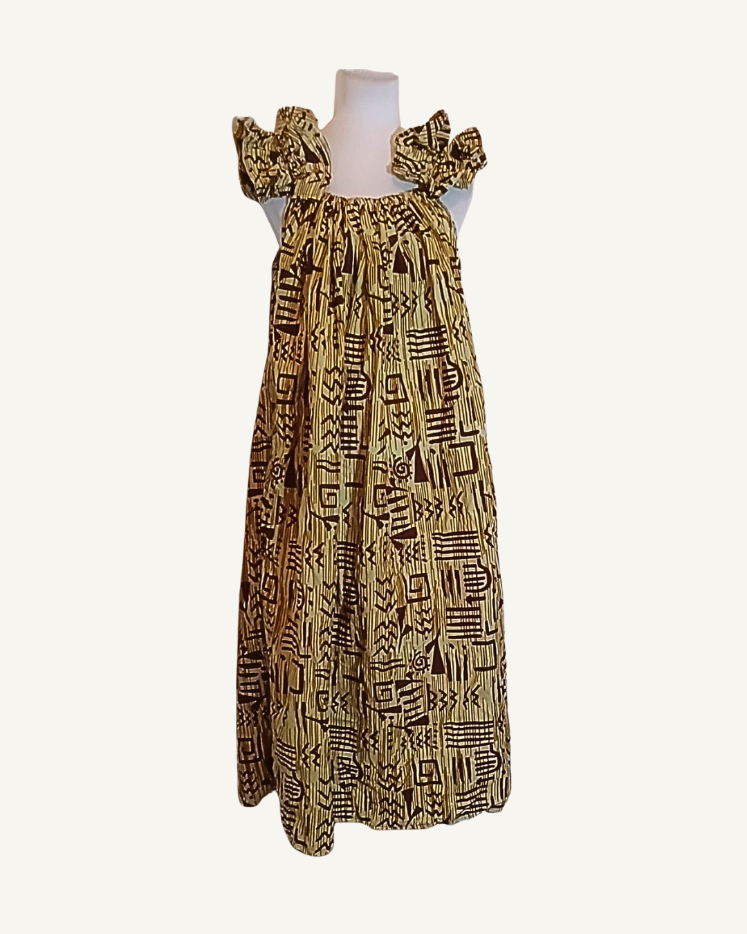 Robe wax kaki doré à symboles africains graphiques marron, encolure arrondie élastiquée, bretelles larges à nœuds volantés, coupe trapèze très ample, longueur mi-mollet · exemplaire unique Giwax Boutique.