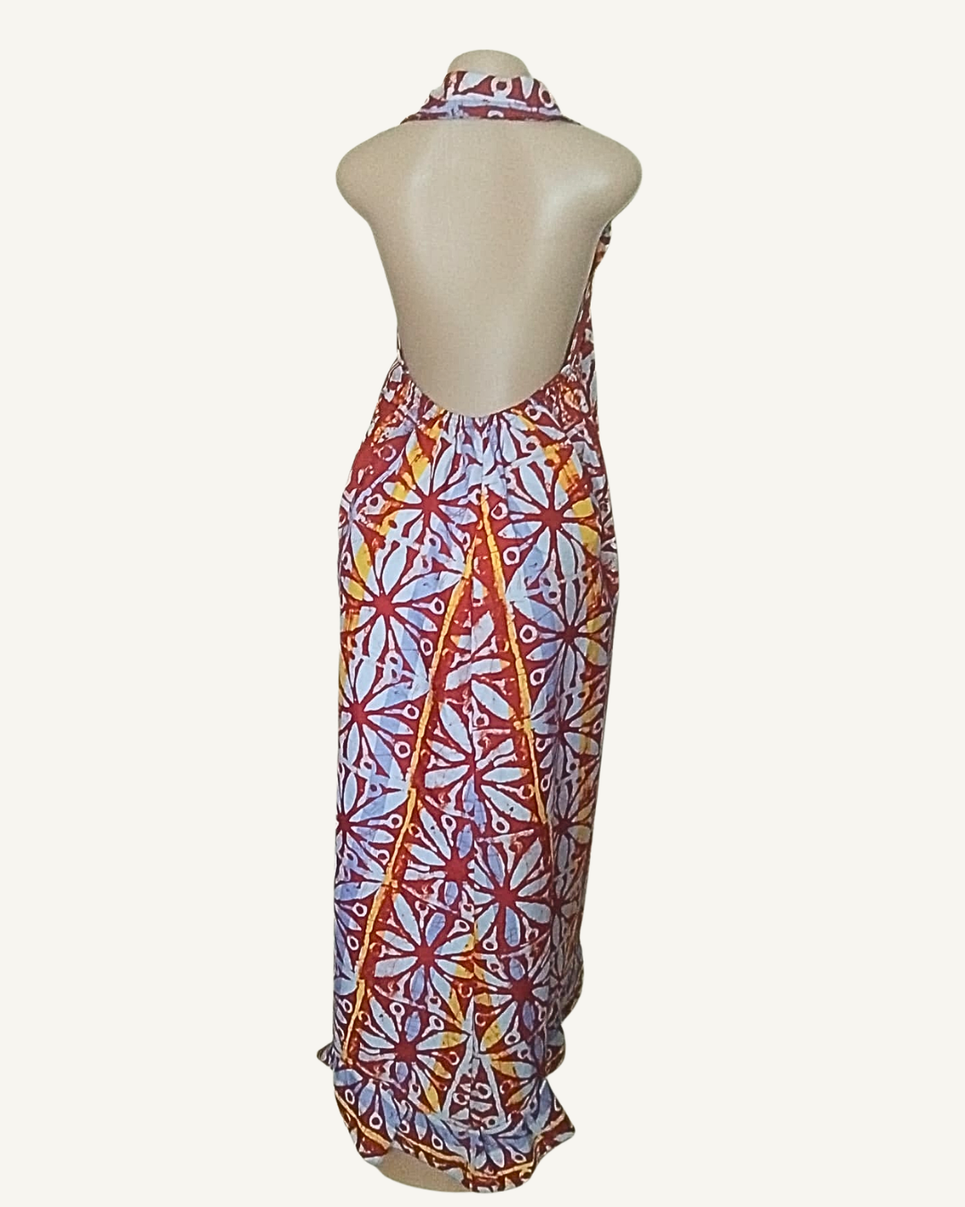 Robe longue batik bordeaux · bleu · jaune à motifs étoilés géométriques, dos entièrement nu et ouvert, col halter avec revers, longueur cheville · exemplaire unique Giwax Boutique.