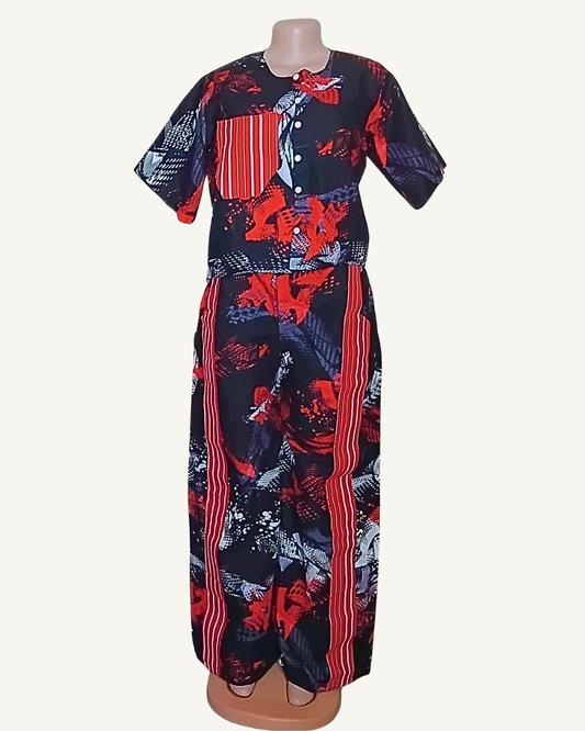Vue face · top court imprimé abstrait noir et rouge · col rond · 4 boutons nacrés · poche plaquée rayée rouge et blanc · manches courtes · pantalon même imprimé · bandes latérales verticales rayées rouge et blanc.