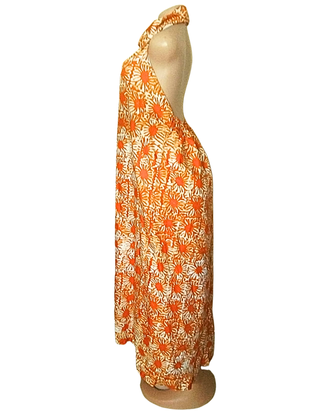 Robe longue batik orange et crème, motifs floraux en soleils rayonnants, col halter montant froncé, coupe trapèze ample, longueur cheville · exemplaire unique Giwax Boutique.