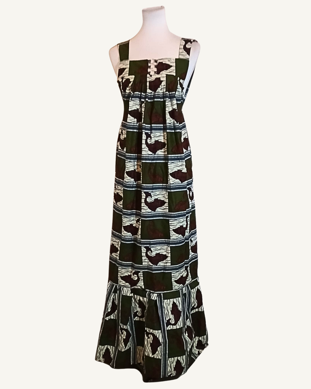 Robe longue wax africaine vert kaki, motifs damier animaux, encolure carrée, bretelles larges, buste élastiqué, coupe évasée avec volant en bas d'ourlet · exemplaire unique Giwax Boutique.
