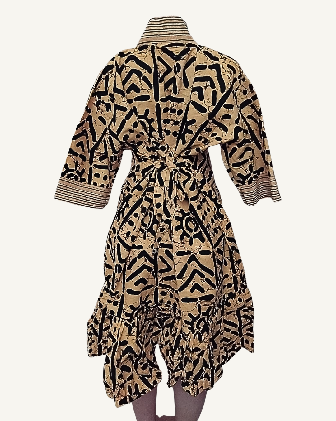 Robe Adire Bimatière — Ocre & Symboles Africains · Volant · Nœud Dos · Exemplaire unique