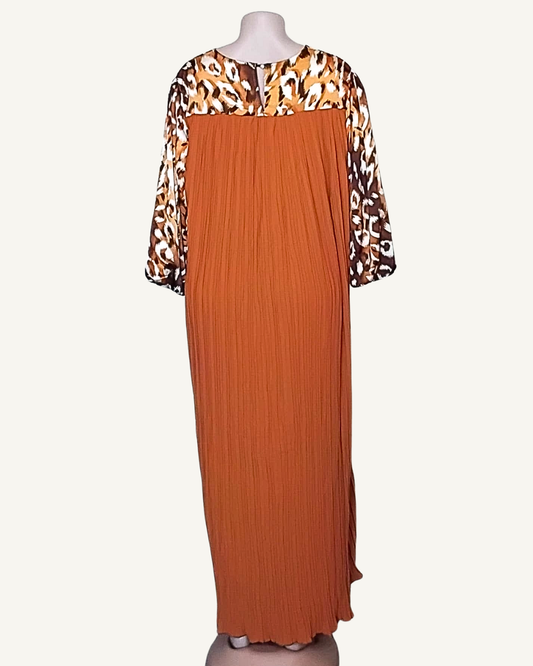 Vue dos · robe plissée terracotta · empiècement dos léopard ocre et brun · petite ouverture boutonnée au col · manches bouffantes froncées aux poignets · tombé ample longueur cheville · micro-plis réguliers.