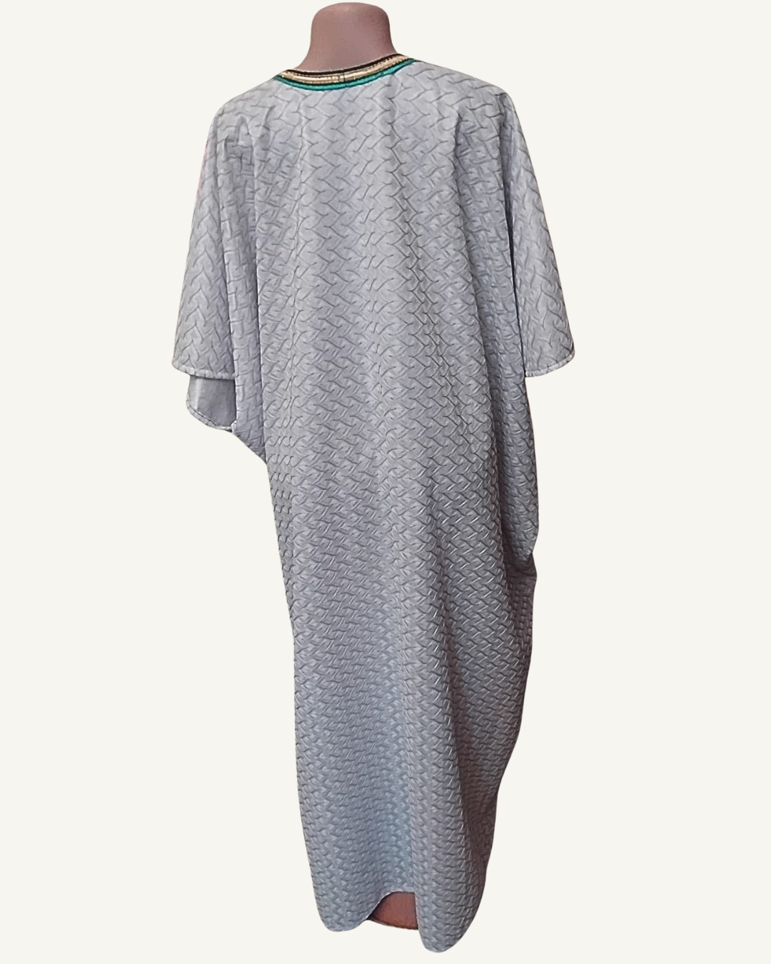 Boubou Kaftan Cérémonie — Jacquard Blanc Perle · Broderie Pectoral Émeraude & Doré · Exemplaire unique