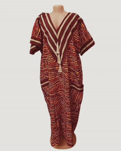 Robe caftan tissu tissé africain bordeaux et flammes — col V chevron pompons — poches — pièce unique