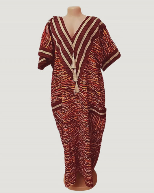 Robe caftan tissu tissé africain bordeaux et flammes — col V chevron pompons — poches — pièce unique