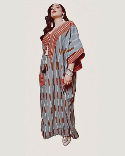 Robe caftan tissu tissé africain gris et terracotta — col V pompons — pièce unique