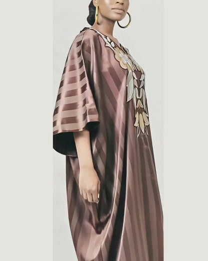 Ensemble boubou long marron rayures satin broderie florale dorée avec foulard — pièce unique