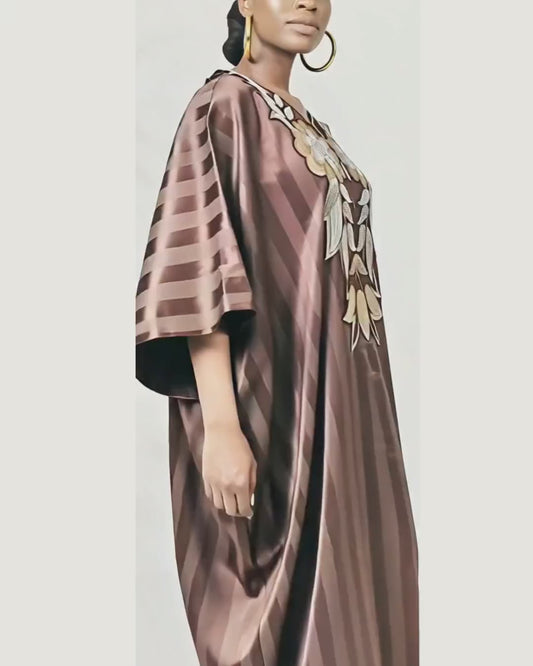 Ensemble boubou long marron rayures satin broderie florale dorée avec foulard — pièce unique