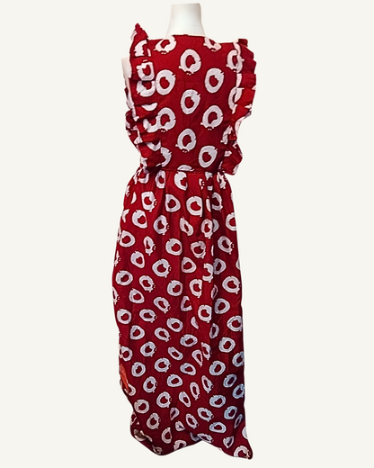 Vue de dos - Ensemble 2 pièces kimono adire africain rouge cercles blancs robe blanche coton volants épaules Giwax Boutique
