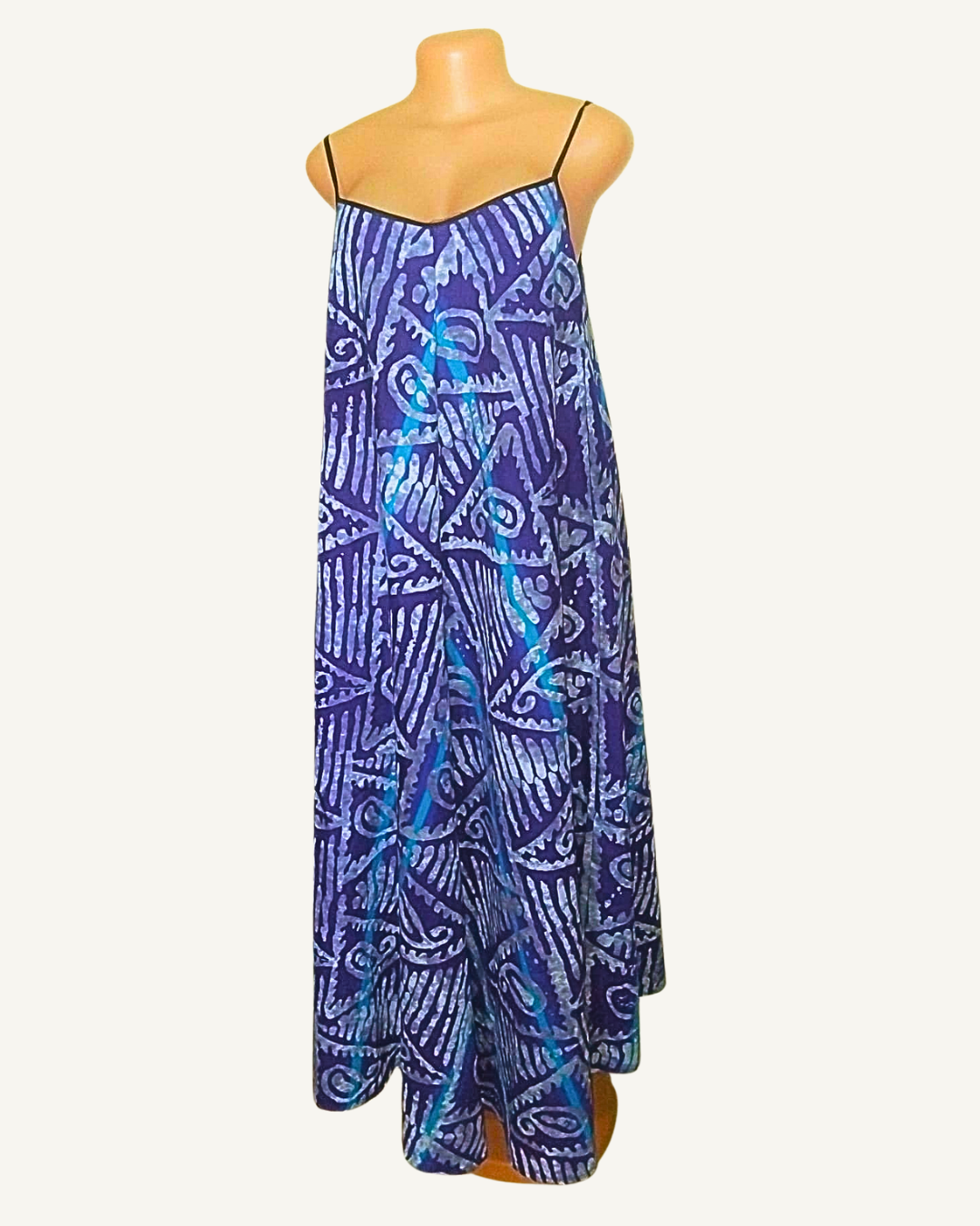 Robe longue batik bleu marine profond, motifs graphiques africains en lignes et spirales lavande et turquoise, bretelles fines liseré noir, encolure V, coupe trapèze ample, ourlet asymétrique longueur cheville · exemplaire unique Giwax Boutique.