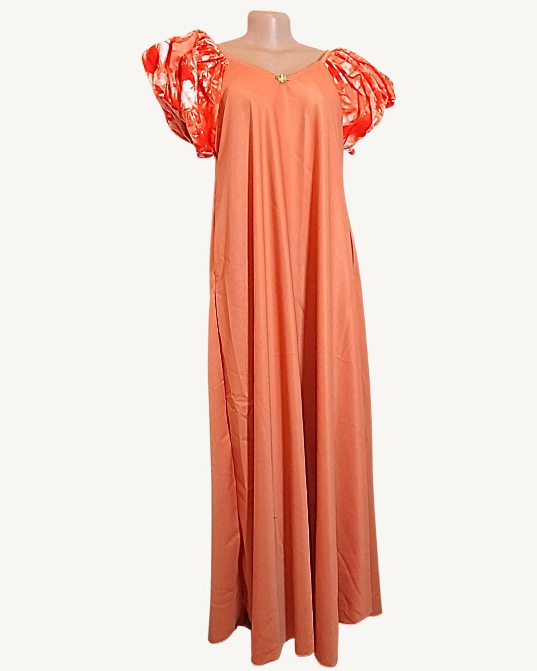 Robe longue corail rosé portée sans corset, manches bouffantes wax orange, coupe très ample et fluide longueur cheville · exemplaire unique Giwax Boutique.