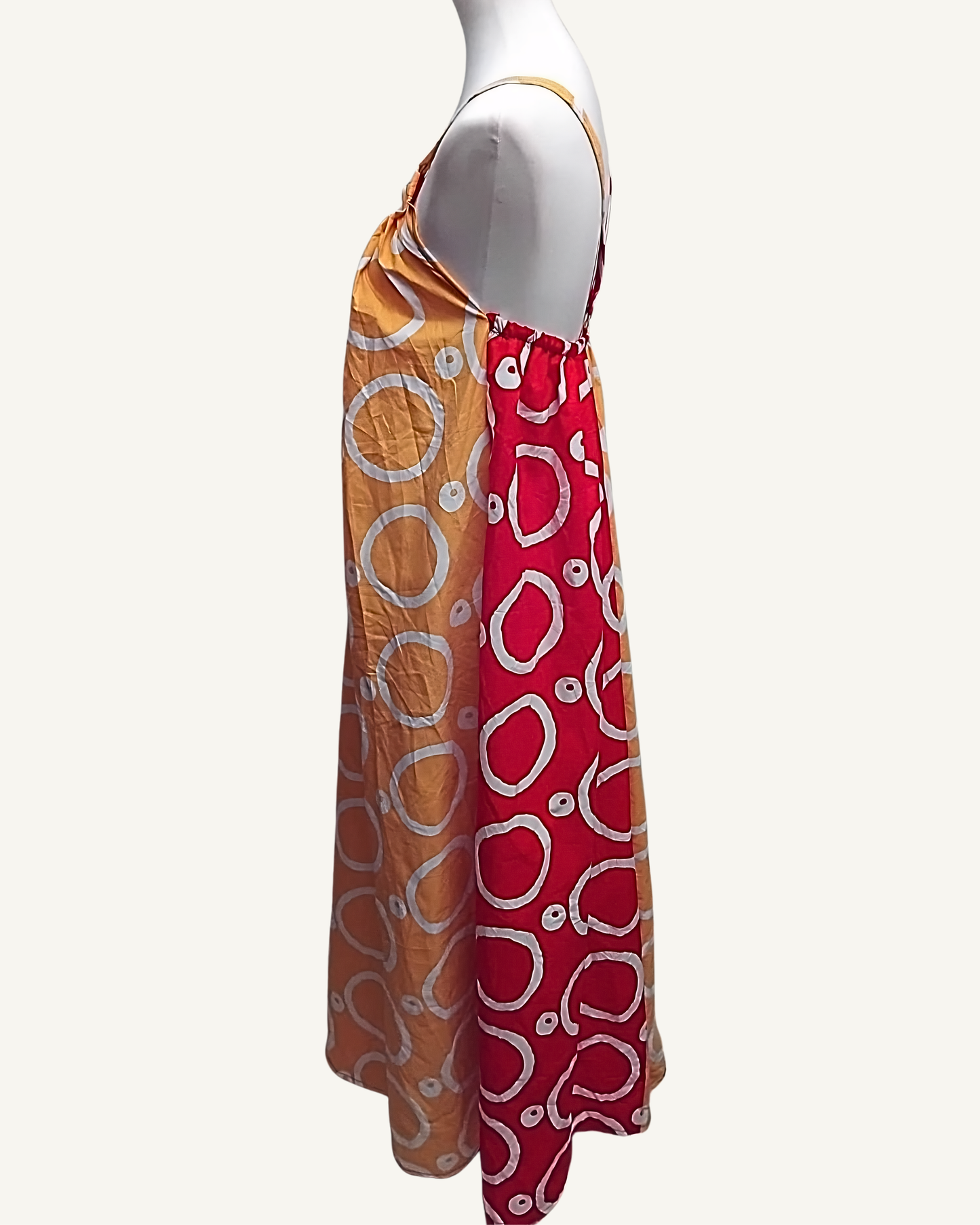 Robe Maxi Bicolore Bretelles Croisées — Adire Africain Rouge & Orange · Cercles Batik · Exemplaire unique