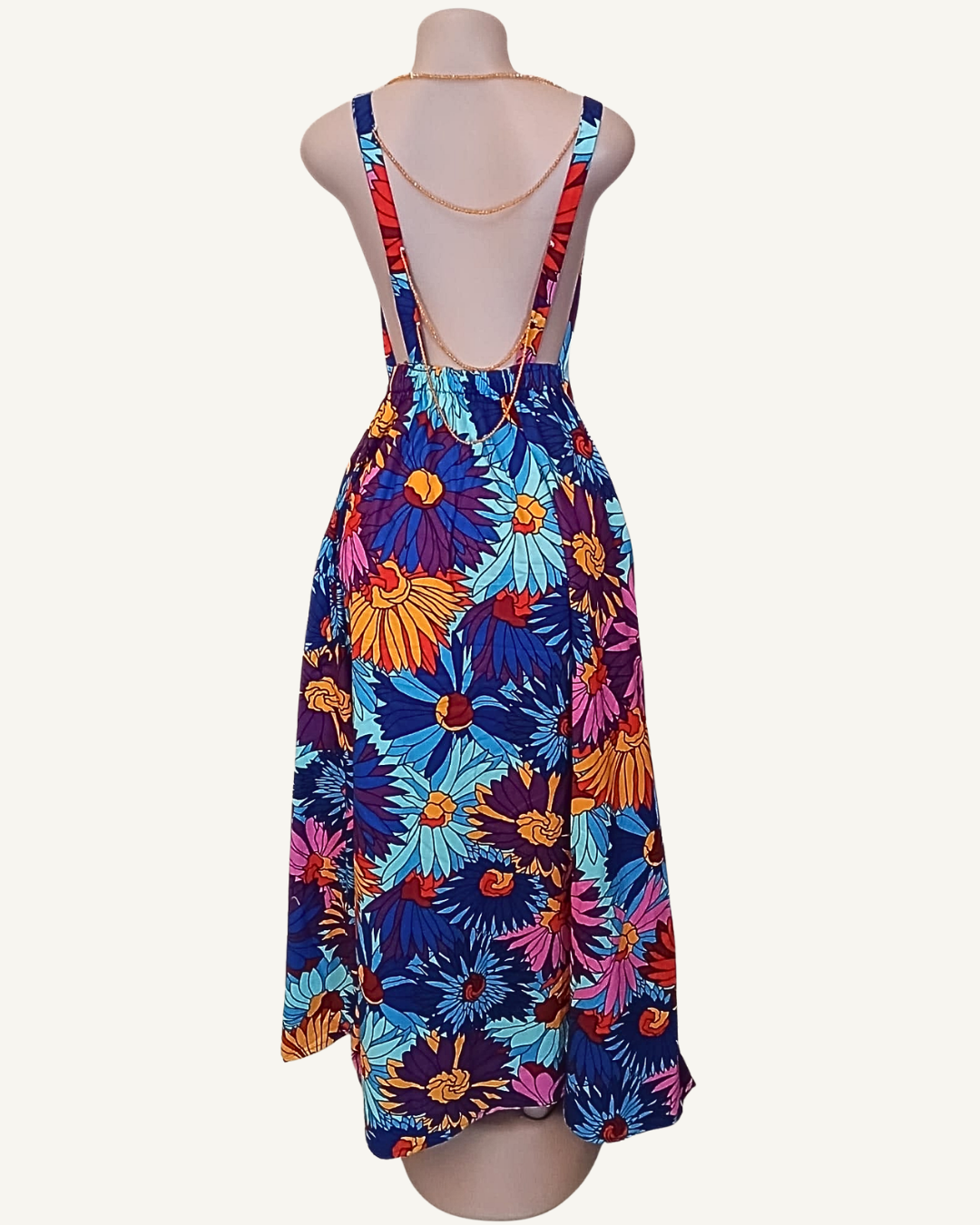Vue dos · robe longue imprimé floral grand format bleu marine · grandes fleurs multicolores · bretelles larges · dos entièrement nu · froncé élastiqué bas du dos · jupe évasée ample