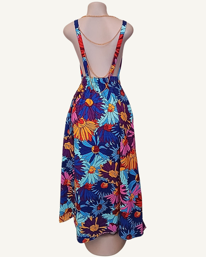 Vue dos · robe longue imprimé floral grand format bleu marine · grandes fleurs multicolores · bretelles larges · dos entièrement nu · froncé élastiqué bas du dos · jupe évasée ample
