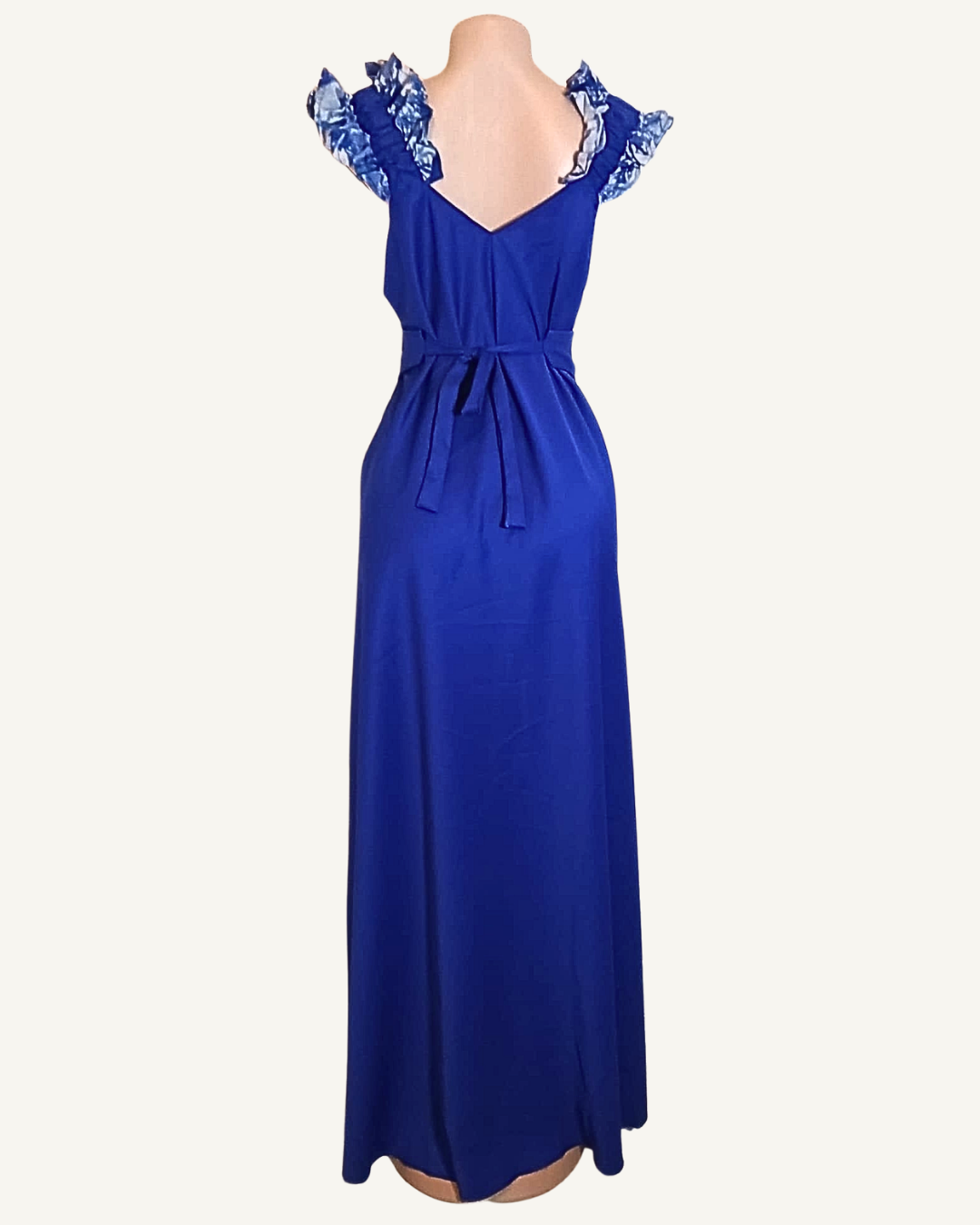 Dos d'une robe longue bleu roi, ceinture du corset amovible nouée dans le dos, jupe évasée et fluide longueur cheville · exemplaire unique Giwax Boutique.