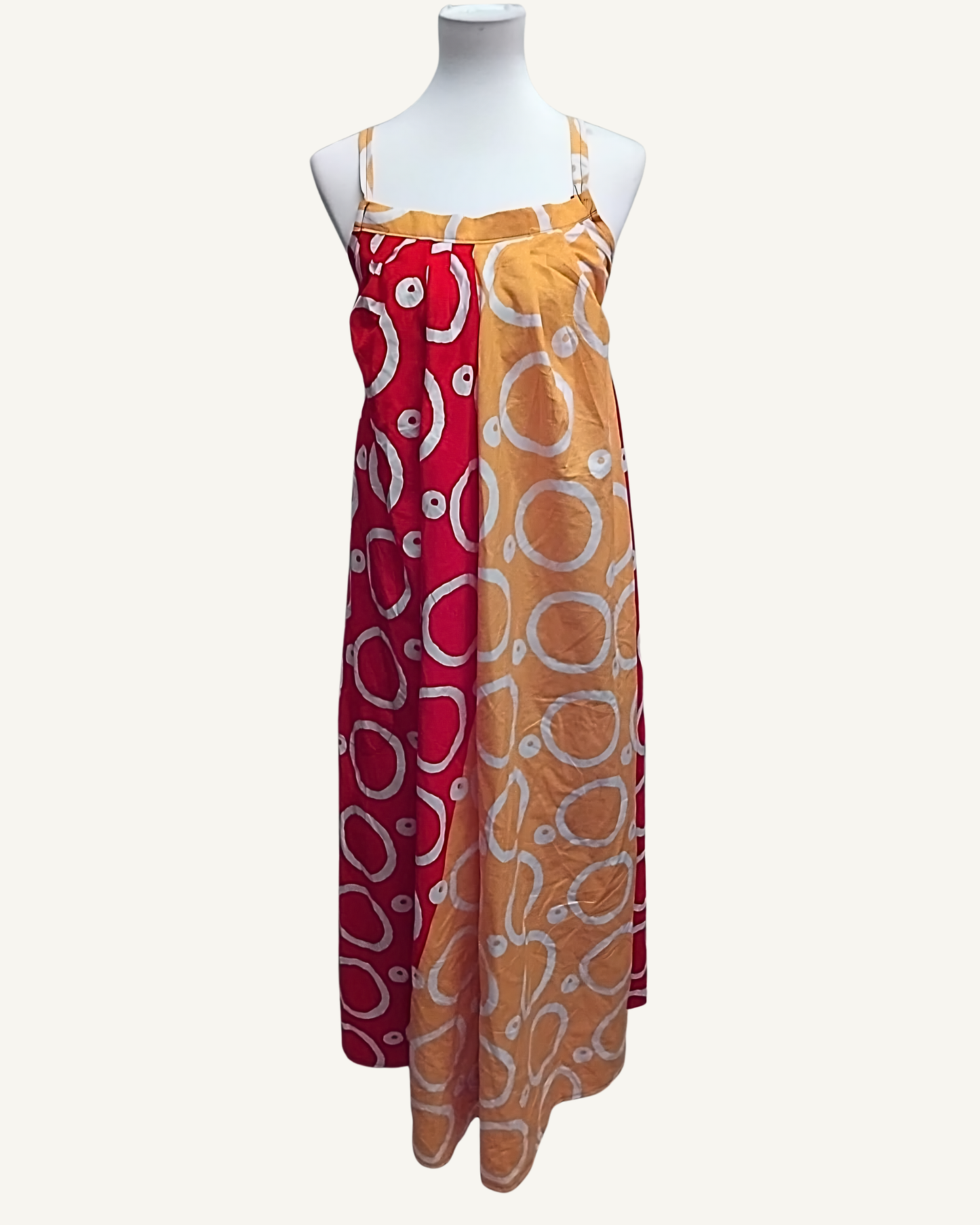 Robe Maxi Bicolore Bretelles Croisées — Adire Africain Rouge & Orange · Cercles Batik · Exemplaire unique