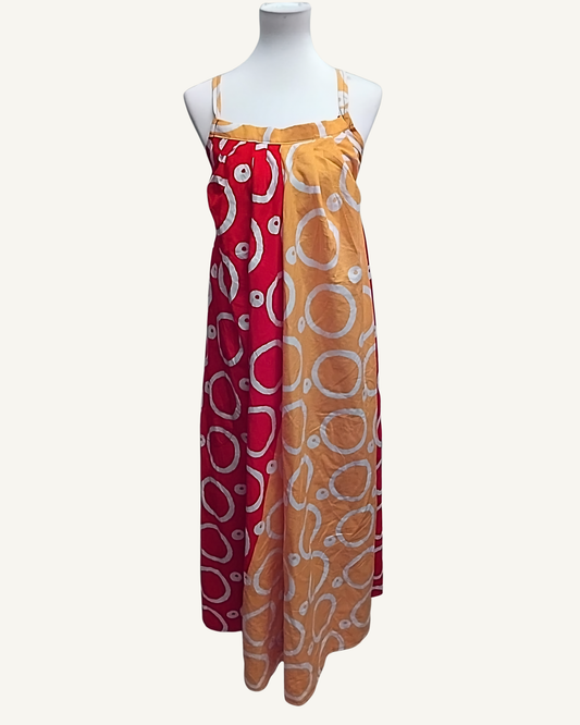 Robe Maxi Bicolore Bretelles Croisées — Adire Africain Rouge & Orange · Cercles Batik · Exemplaire unique