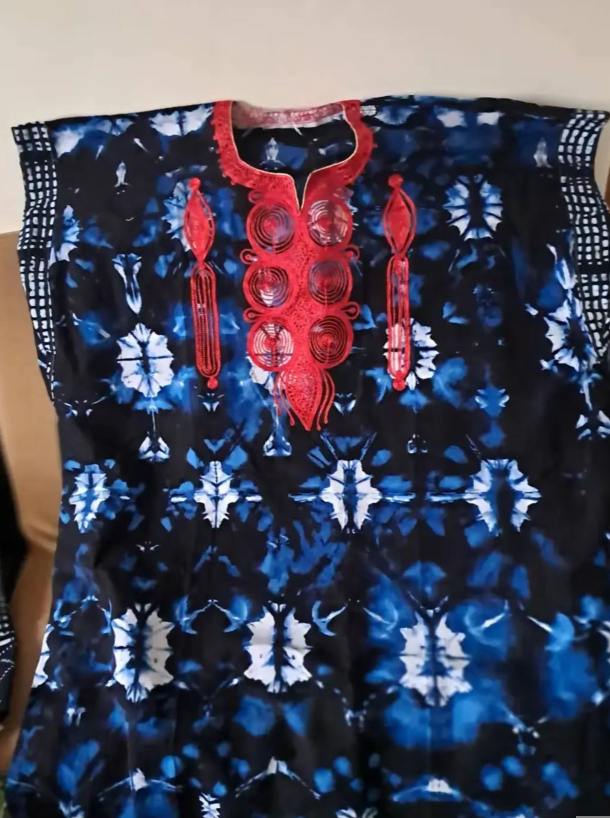Tunique Longue Adire — Bleu Nuit & Broderie Rouge · Tie-dye Shibori Africain · Exemplaire unique
