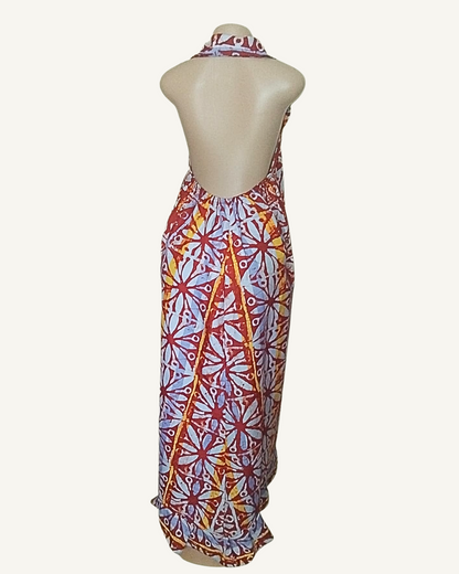 Robe longue batik bordeaux · bleu · jaune à motifs étoilés géométriques, dos entièrement nu et ouvert, col halter avec revers, longueur cheville · exemplaire unique Giwax Boutique.