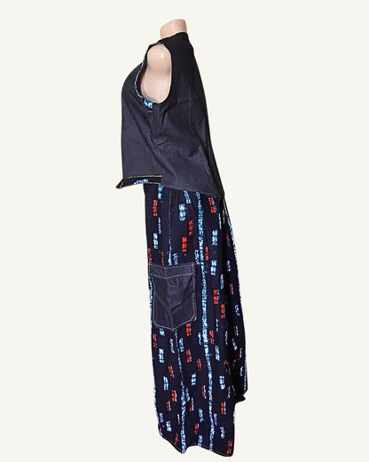 Vue de profil · gilet denim court pointe V · pantalon cargo adire indigo très large · poche latérale denim surpiquée visible · longueur cheville.