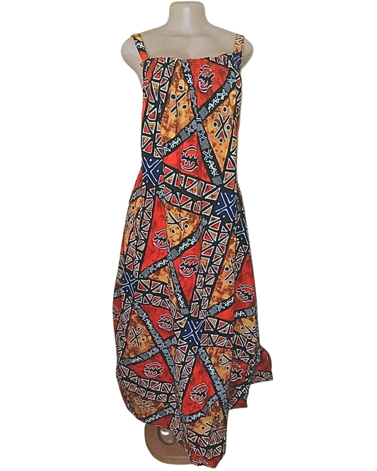Robe batik multicolore aux motifs géométriques africains, triangles et symboles tribaux bleu marine · rouge · ocre, bretelles larges, buste froncé, ourlet asymétrique · exemplaire unique Giwax Boutique.