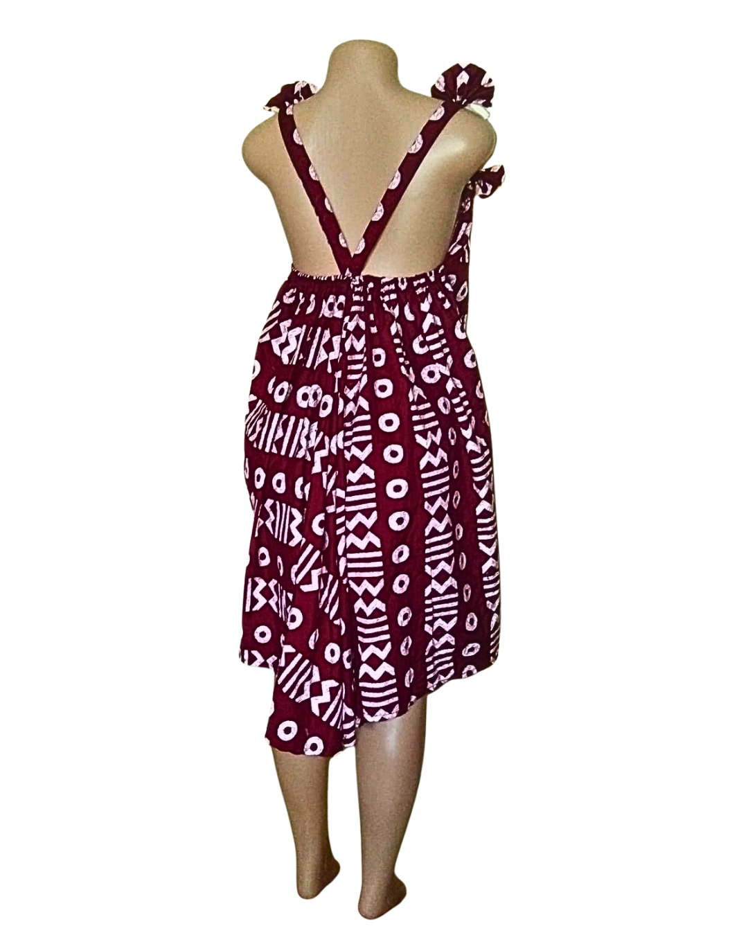Robe batik bordeaux · symboles blancs · bretelles nouées · ourlet tulipe asymétrique · pièce unique — L/XL