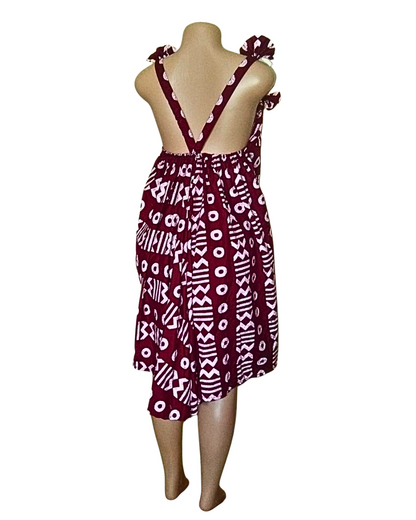 Robe batik bordeaux · symboles blancs · bretelles nouées · ourlet tulipe asymétrique · pièce unique — L/XL