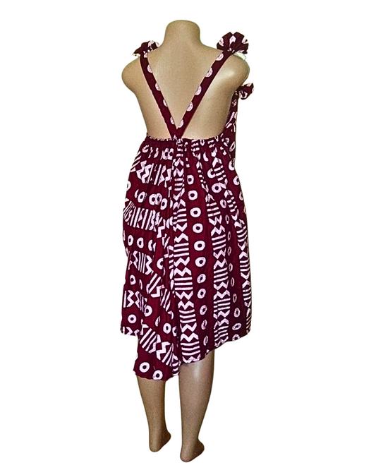 Robe batik bordeaux · symboles blancs · bretelles nouées · ourlet tulipe asymétrique · pièce unique — L/XL