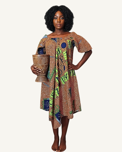 Robe courte wax africain patchwork diagonal · fond caramel micro-spirales · blocs vert anis lettres majuscules et cercles marine · col bardot froncé élastiqué · manches papillon · coupe trapèze · ourlet asymétrique genou à midi.
