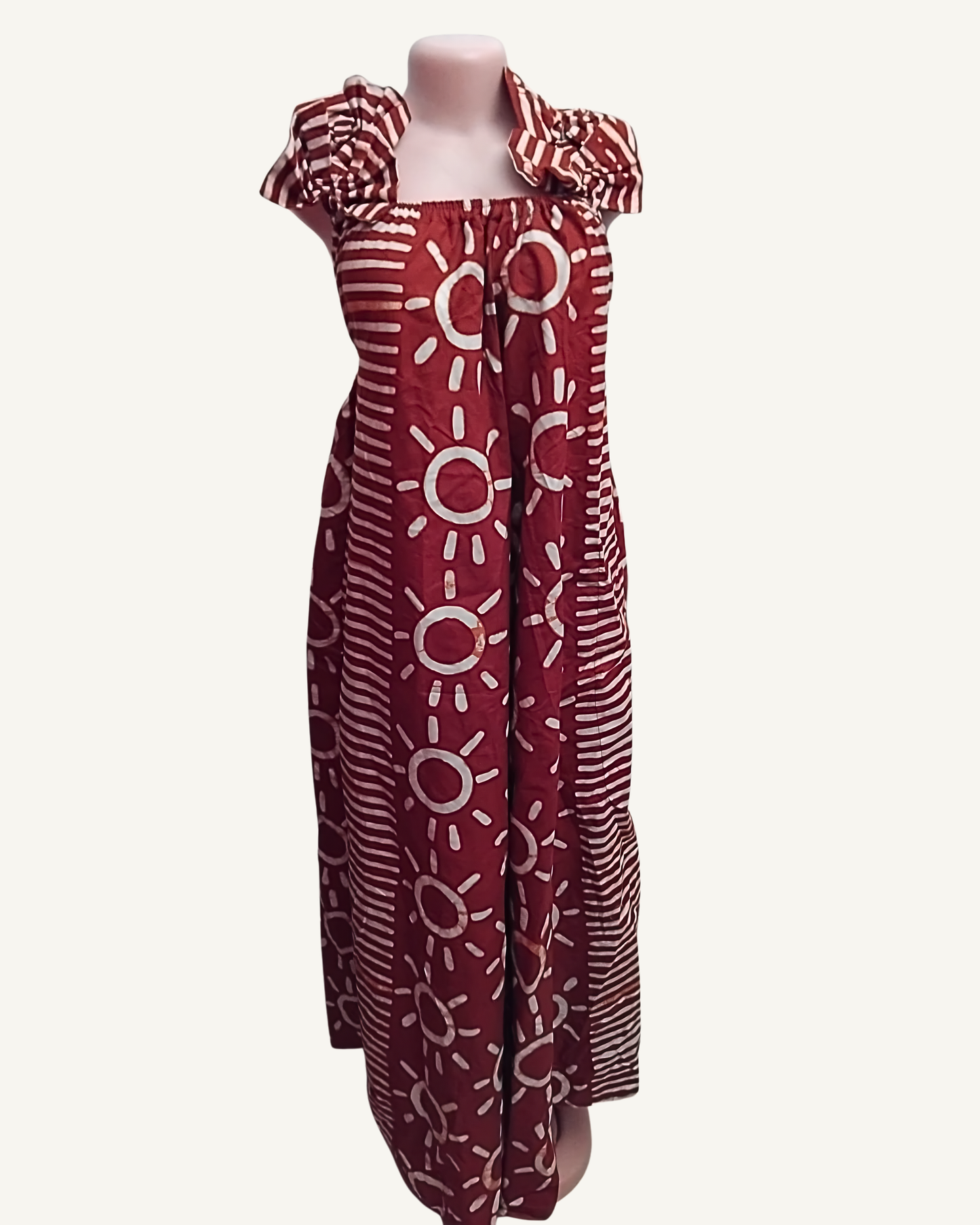 Robe Maxi Adire | Soleils stylisés Rouge Brique · Bretelles nouées · Dos ouvert · Exemplaire unique