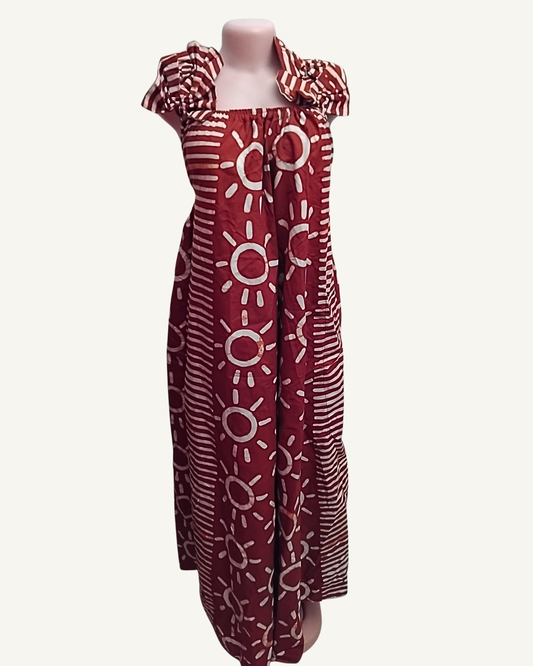 Robe Maxi Adire | Soleils stylisés Rouge Brique · Bretelles nouées · Dos ouvert · Exemplaire unique