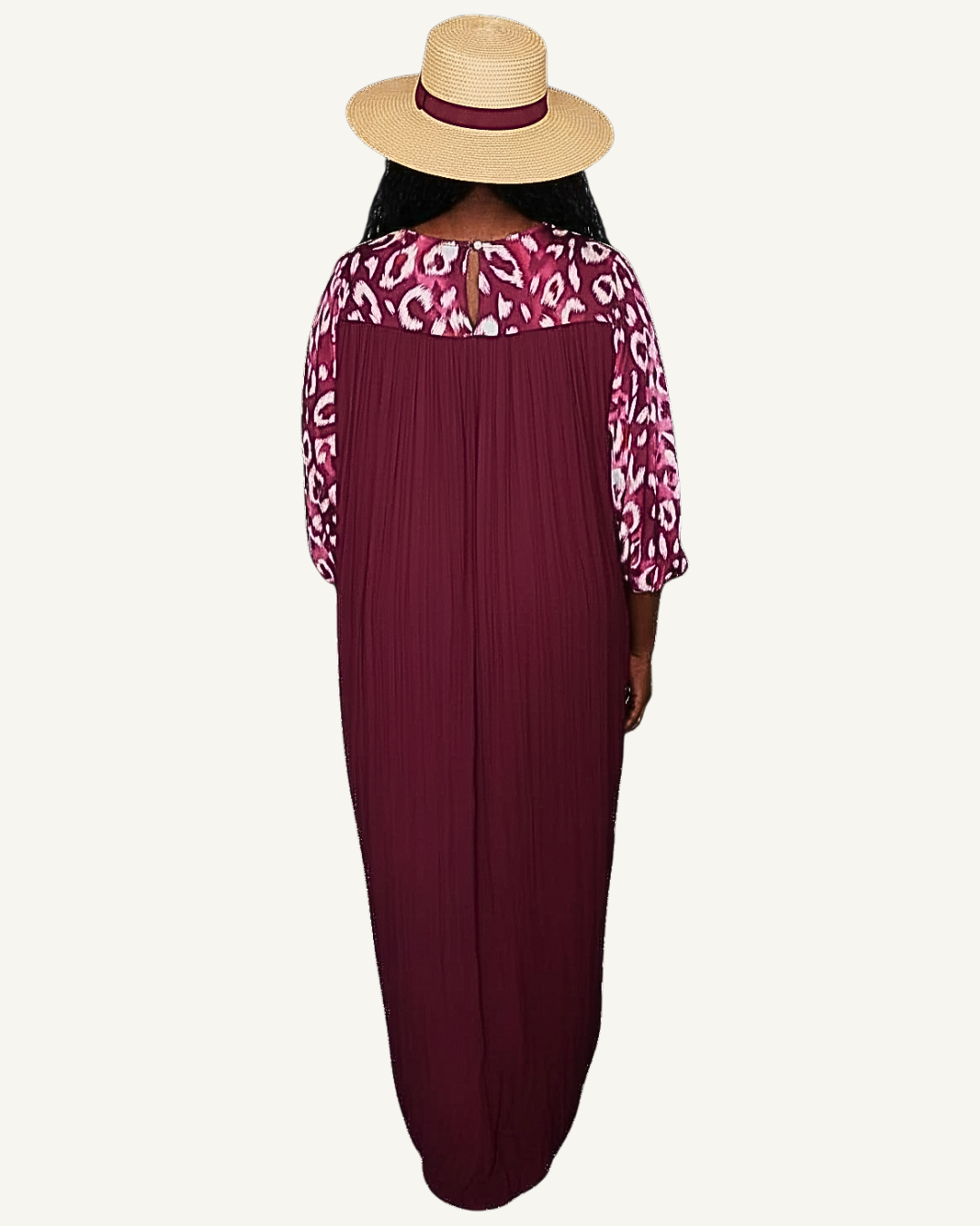 Vue dos · robe plissée bordeaux · empiècement dos léopard rose · petite ouverture boutonnée au col · manches bouffantes froncées aux poignets · tombé ample longueur cheville · chapeau de paille non inclus.