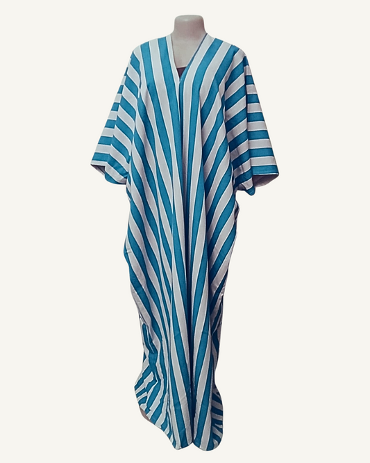 Kimono long ouvert devant sans fermeture, rayures larges turquoise vif et blanc, col en V, manches chauve-souris trois-quarts larges tombantes, rayures convergeant au centre puis s'évasant vers les côtés, longueur cheville, coupe caftan très ample.