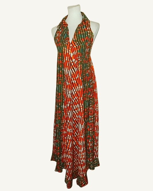 Robe longue batik rayures africaines multicolores, col halter avec long revers en V profond, buste élastiqué froncé, ourlet asymétrique en pointes · exemplaire unique Giwax Boutique.