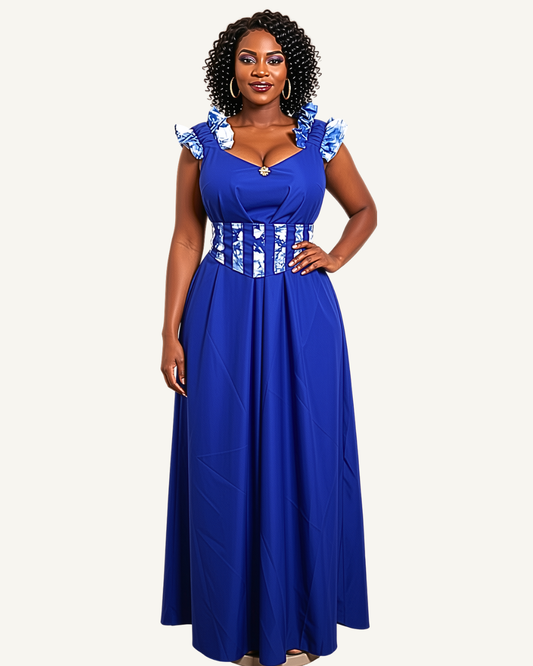 Femme portant une robe longue bleu roi, manches courtes volantées en wax bleu et blanc, corset amovible à la taille, bouton doré au décolleté sweetheart · exemplaire unique Giwax Boutique.