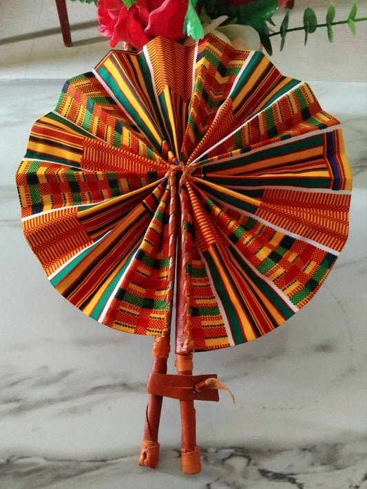 Éventails ronds artisanaux en wax aux motifs africains variés, monture bois liée similicuir terracotta, faits main en Côte d'Ivoire · Giwax Boutique.