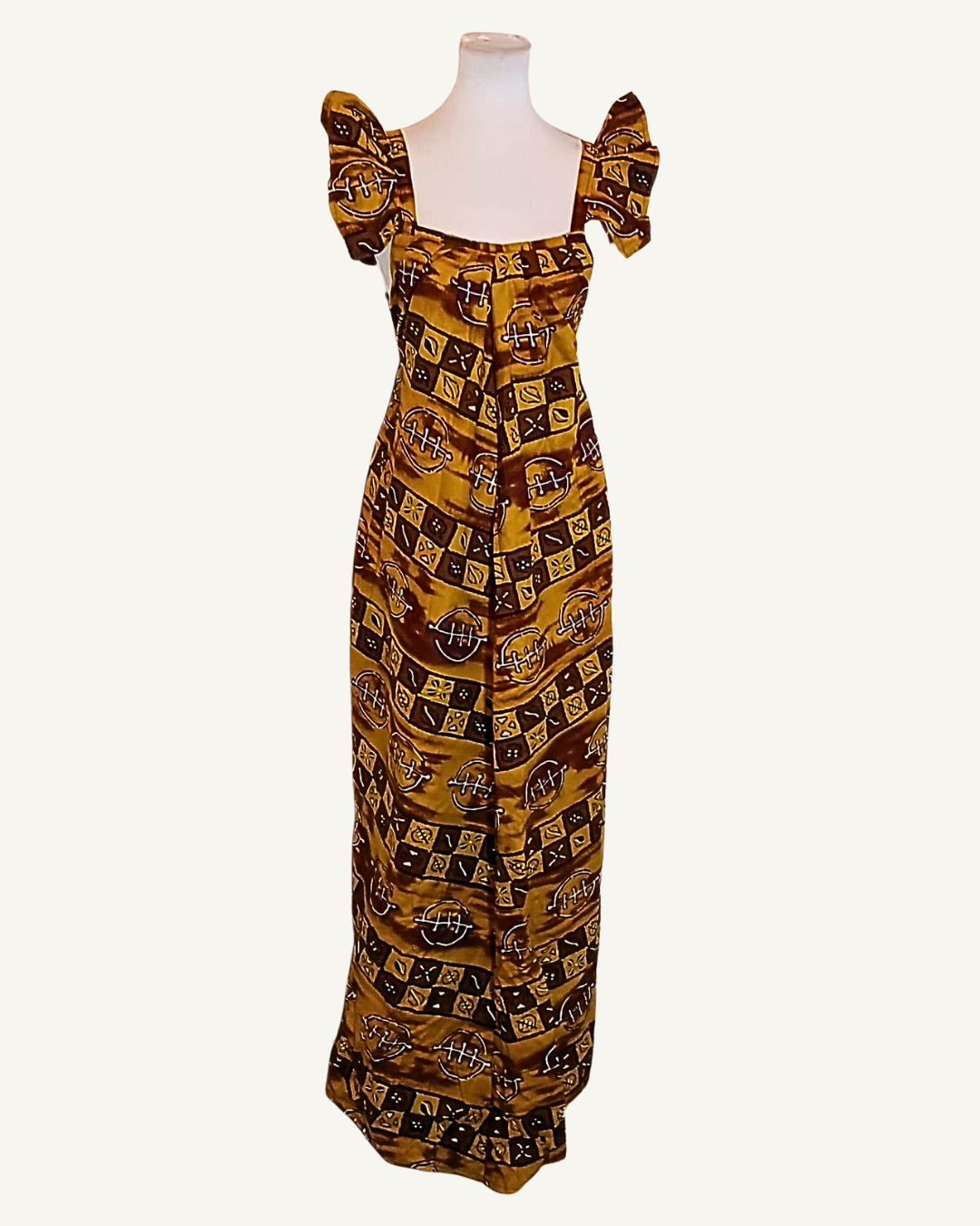 Robe longue wax ocre et brun, motifs adinkra en damier et bandes, encolure carrée, bretelles volantées, coupe droite fluide longueur cheville · exemplaire unique Giwax Boutique.