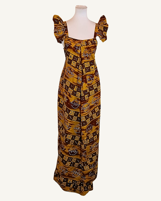 Robe longue wax ocre et brun, motifs adinkra en damier et bandes, encolure carrée, bretelles volantées, coupe droite fluide longueur cheville · exemplaire unique Giwax Boutique.