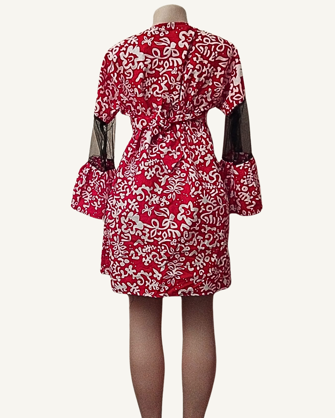 Robe courte adire africain rouge motifs floraux blancs peints main manches tulle noir transparent cloche nœud dos jupe évasée Giwax Boutique