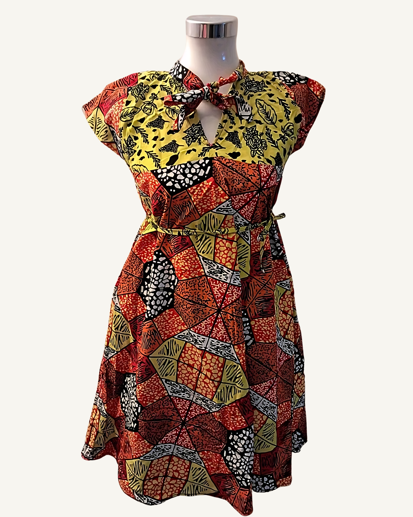 Robe Courte Wax Bimatière — Jaune & Mosaïque Géométrique · Col Noué · Exemplaire unique