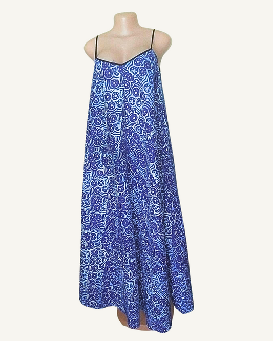 Robe longue batik bleu roi, motifs en rosaces et cercles imbriqués, encolure V soulignée de noir, coupe trapèze évasée longueur cheville · exemplaire unique Giwax Boutique.