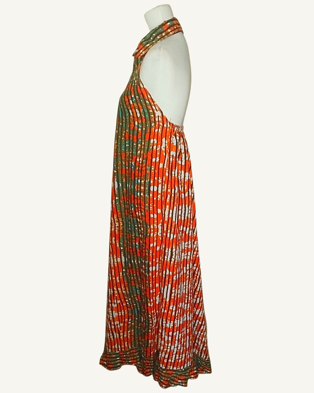 Robe longue batik orange rayures orange · vert · turquoise, col halter revers V, coupe évasée fluide longueur cheville · dos nu ouvert.