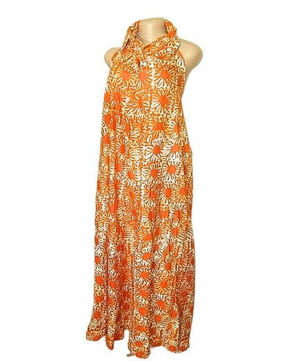 Robe longue batik orange et crème, motifs floraux en soleils rayonnants, col halter montant froncé, coupe trapèze ample, longueur cheville · exemplaire unique Giwax Boutique.