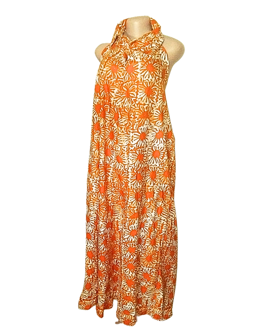 Robe longue batik orange et crème, motifs floraux en soleils rayonnants, col halter montant froncé, coupe trapèze ample, longueur cheville · exemplaire unique Giwax Boutique.