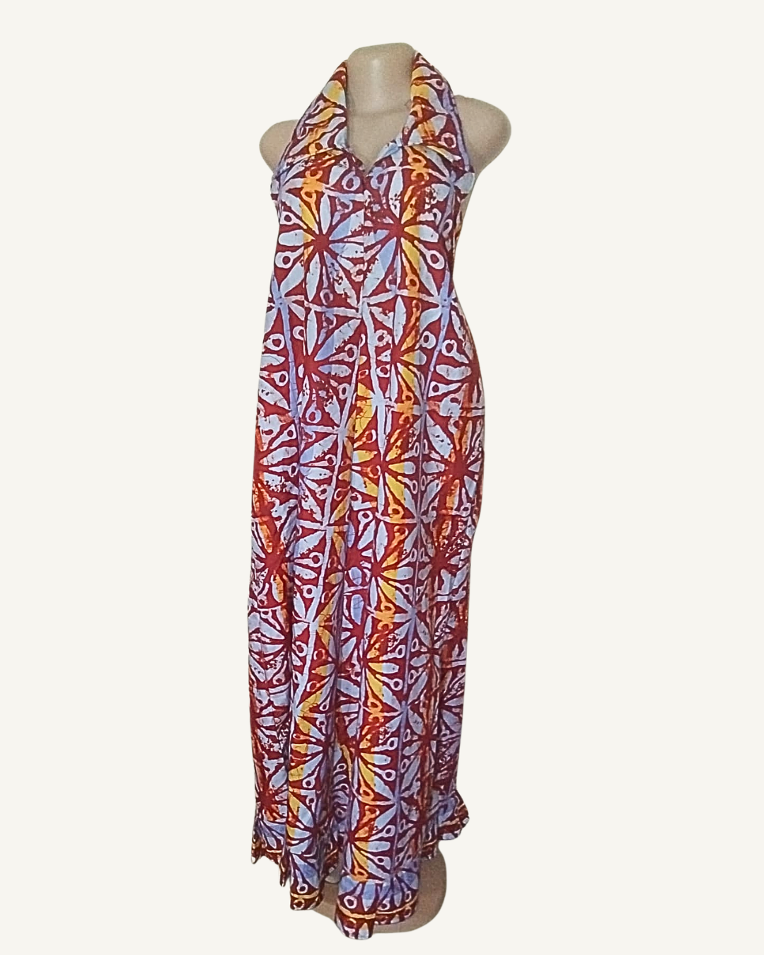 Robe longue batik multicolore motifs étoilés, col halter avec revers rabattu, buste froncé élastiqué, coupe trapèze fluide longueur cheville · volant en bas d'ourlet.