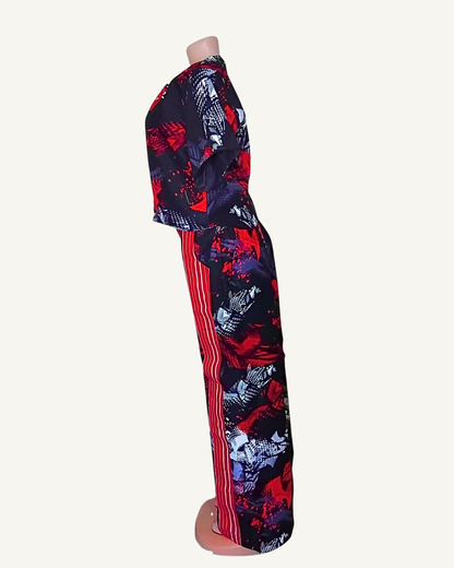 Vue de profil · ensemble 2 pièces imprimé abstrait noir rouge gris · top court col rond boutonné · pantalon bande latérale rayée rouge et blanc · fente dos · longueur cheville.