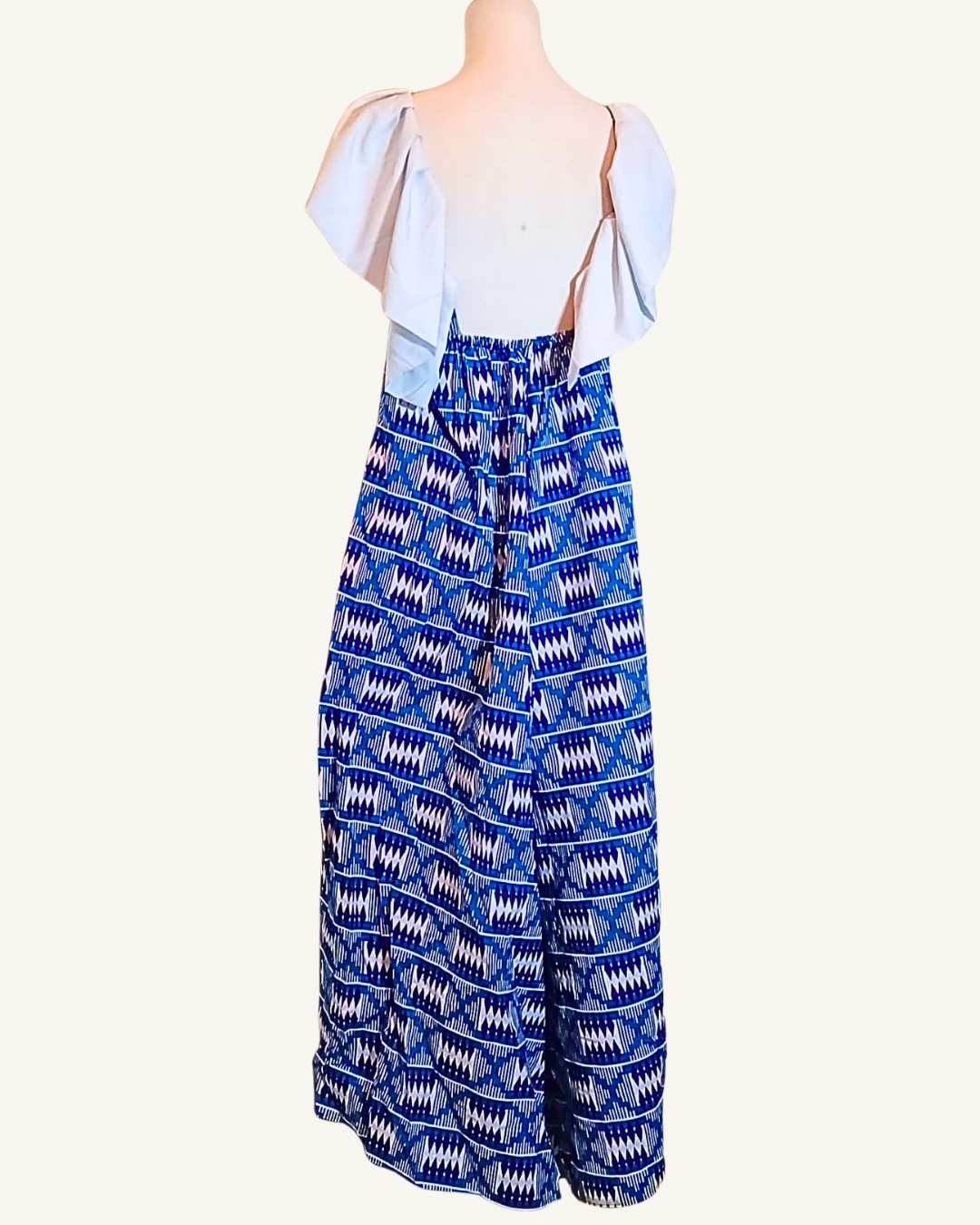 Robe longue wax à motifs géométriques africains bleu et blanc, bretelles larges volantées en tissu blanc contrasté, dos entièrement nu et ouvert, buste élastiqué, coupe très évasée longueur cheville · exemplaire unique Giwax Boutique.