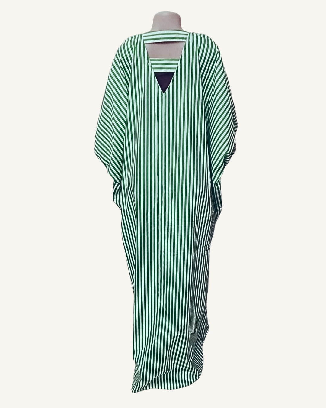 Vue dos — robe caftan vert rayures blanches, découpe en V inversé au centre du dos laissant apparaître la peau, manches courtes ballons visibles, coupe très ample longueur cheville.