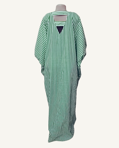 Vue dos — robe caftan vert rayures blanches, découpe en V inversé au centre du dos laissant apparaître la peau, manches courtes ballons visibles, coupe très ample longueur cheville.
